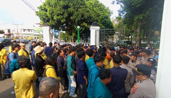 Demo Didepan Pendopo Sukabumi Mahasiswa Kritik Implementasi MBG dan KDMP, Nilai Belum Tepat Sasaran