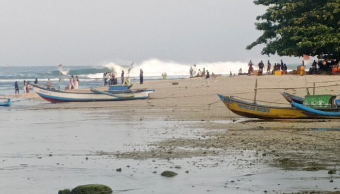 Wisatawan Padati Pantai Cibuaya Saat Akhir Pekan, Balawista Imbau Pengunjung Waspada Ombak
