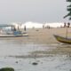 Wisatawan Padati Pantai Cibuaya Saat Akhir Pekan, Balawista Imbau Pengunjung Waspada Ombak