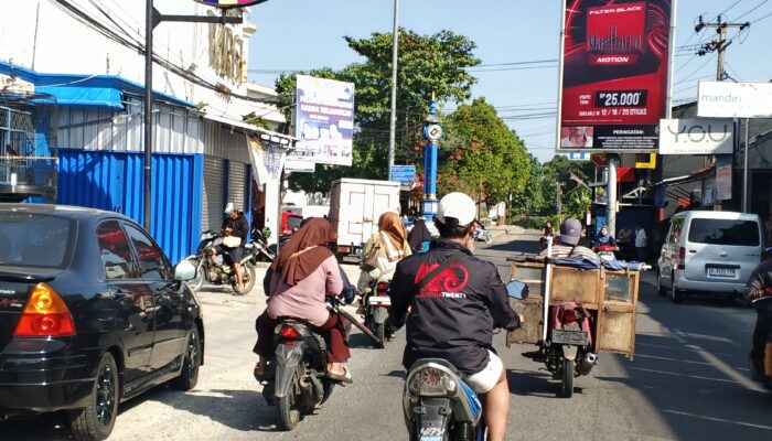 Pantauan Arus Lalu Lintas di Bunderan Surade Ramai Lancar pada Rabu Pagi