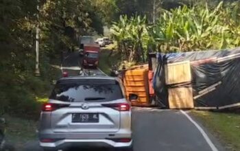 Diduga Tak Kuat Menanjak, Sebuah Truk Muatan Terbalik di Nyalindung Sukabumi