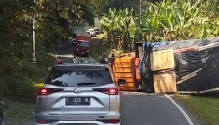 Diduga Tak Kuat Menanjak, Sebuah Truk Muatan Terbalik di Nyalindung Sukabumi
