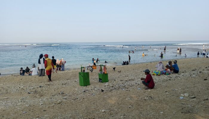 Pantai Cibuaya Ramai Dikunjungi Wisatawan, Pengunjung Nikmati Liburan Akhir Pekan Bersama Keluarga
