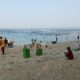 Pantai Cibuaya Ramai Dikunjungi Wisatawan, Pengunjung Nikmati Liburan Akhir Pekan Bersama Keluarga