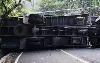 Truk Fuso Pengangkut Lemari Terguling di Tanjakan Purajati di Jalur Cisolok–Bayah