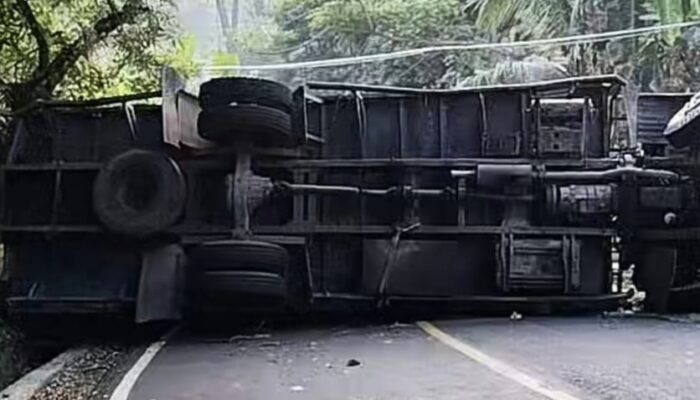 Truk Fuso Pengangkut Lemari Terguling di Tanjakan Purajati di Jalur Cisolok–Bayah
