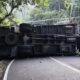 Truk Fuso Pengangkut Lemari Terguling di Tanjakan Purajati di Jalur Cisolok–Bayah