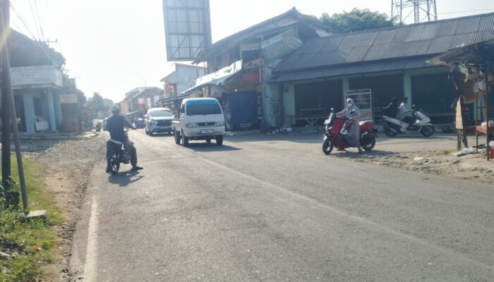 Arus Lalu Lintas di Ruas Jalan Pasar Surade Terpantau Lancar pada Kamis Pagi
