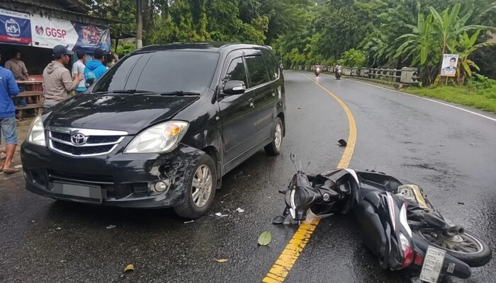Diduga Mengantuk Saat Menikung, Avanza Tabrak Pengendara Motor di Simpenan