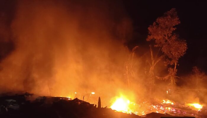 Tiga Rumah Panggung Ludes Terbakar Di Curugkembar, Warga Panik Selamatkan Harta Benda
