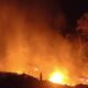 Tiga Rumah Panggung Ludes Terbakar Di Curugkembar, Warga Panik Selamatkan Harta Benda