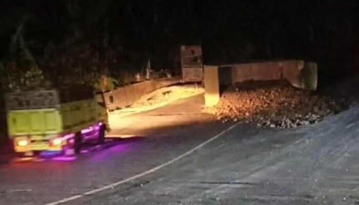 Truk Tronton Terguling di Tanjakan Warungkiara, Sopir Selamat