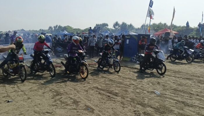 Motor Bebek hingga Modifikasi Adu Cepat di Track Pantai Ujunggenteng