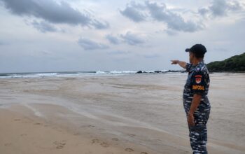 Dua Wisatawan Diduga Tenggelam di Muara Pasir Putih Cipanarikan, Tim Gabungan Lakukan Pencarian