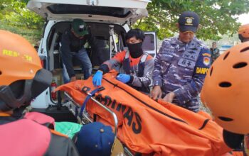 Tangis Keluarga Pecah di Pantai Cibuaya, Tim SAR Temukan Jasad Ahmad Efendi