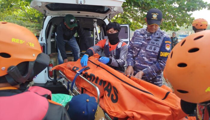 Tangis Keluarga Pecah di Pantai Cibuaya, Tim SAR Temukan Jasad Ahmad Efendi