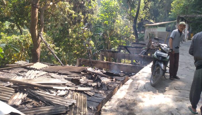 Dua Warung dan Pos Balawista di Wisata Curug Cimarinjung Ludes Terbakar, Kerugian Ditaksir Rp100 Juta