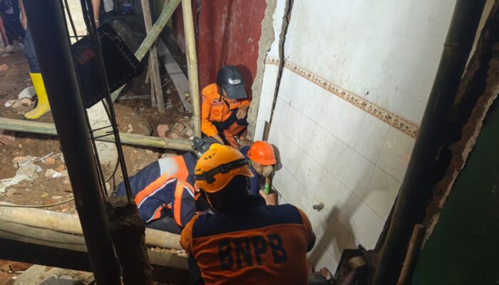 Evakuasi Dramatis Pekerja Terjepit Reruntuhan di Nagrak, Diselamatkan dengan Dongkrak dan Bambu
