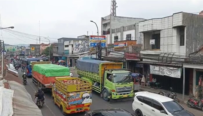 Arus Balik Padati Jalur Sukabumi-Bogor, Kemacetan Mengular di Cibadak