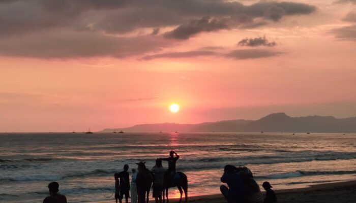Wisatawan Serbu Pantai Citepus dan Patuguran di Hari Terakhir Libur Panjang