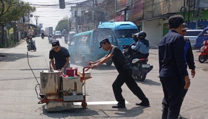 Dishub Kota Sukabumi Cat Ulang Marka Stop Line di Simpang Sigodeg, Tingkatkan Keselamatan Pengendara