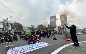 Mahasiswa dan Warga Berbaju Hitam Gelar Aksi di Tugu Adipura Sukabumi