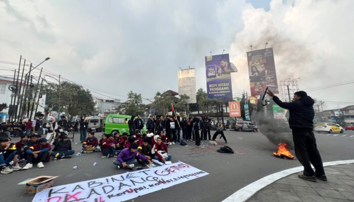 Mahasiswa dan Warga Berbaju Hitam Gelar Aksi di Tugu Adipura Sukabumi