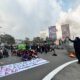 Mahasiswa dan Warga Berbaju Hitam Gelar Aksi di Tugu Adipura Sukabumi