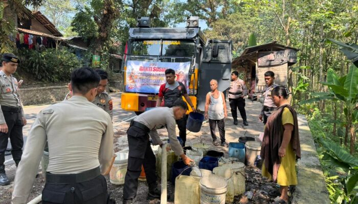 Sambut HUT Bhayangkara ke-80, Polres Sukabumi Salurkan Air Bersih ke Bantargadung
