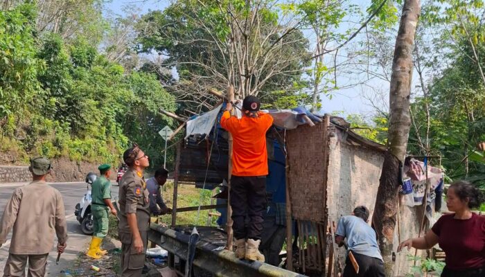 Bangunan Liar di Cikawini Dibongkar, Tingkatkan Keselamatan Pengguna Jalan