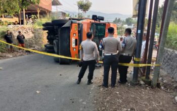 Polisi Ungkap Dugaan Penyebab Truk Gula Terguling di Tanjakan Jalan Pramuka Kota Sukabumi