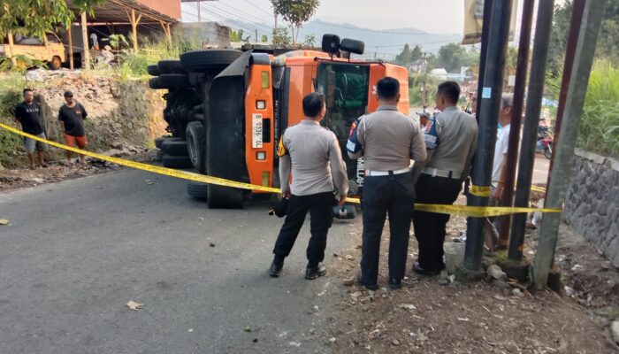 Polisi Ungkap Dugaan Penyebab Truk Gula Terguling di Tanjakan Jalan Pramuka Kota Sukabumi
