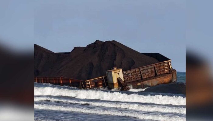 Kapal Tongkang Karam Picu Kekhawatiran Pencemaran di Kawasan Wisata Pangandaran