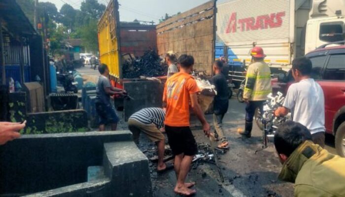 Truk Muatan Gantungan Baju Terbakar di Pamuruyan Cibadak Sukabumi