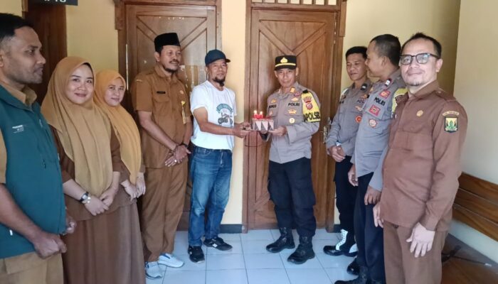Naik Sepeda Sambil Bawa Kue, Camat Jampangkulon Beri Kejutan HUT Bhayangkara ke-80 di Polsek