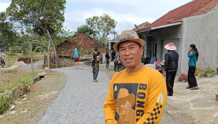 Dana Desa Tahap II Mulai Digulirkan, Pemdes Ciparay Aspal Jalan Penghubung Hasil Pertanian ke Pasar Cinagen