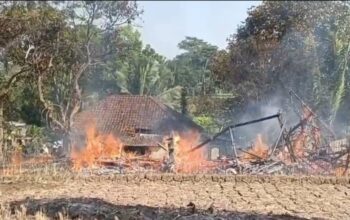 Diduga Korsleting Listrik, Rumah Panggung di Cimanggu Ludes Terbakar