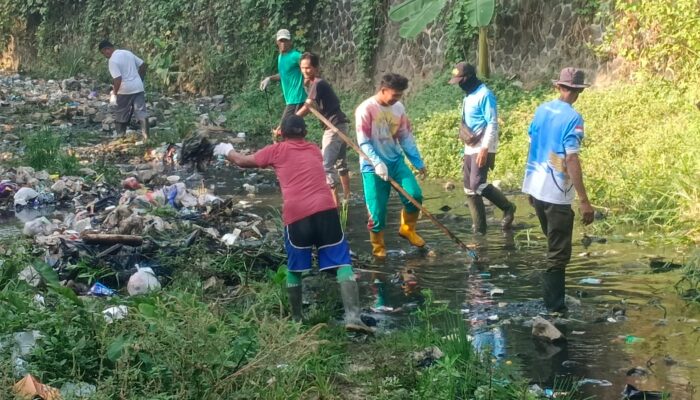 Warga RW 19 Palabuhanratu Gotong Royong Bersihkan Sungai Cipanyairan, Cegah Risiko Banjir