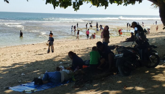 Pantai Cibuaya Tetap Ramai di Penghujung Libur Sekolah, Wisatawan Nikmati Liburan Bersama Keluarga