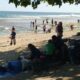 Pantai Cibuaya Tetap Ramai di Penghujung Libur Sekolah, Wisatawan Nikmati Liburan Bersama Keluarga