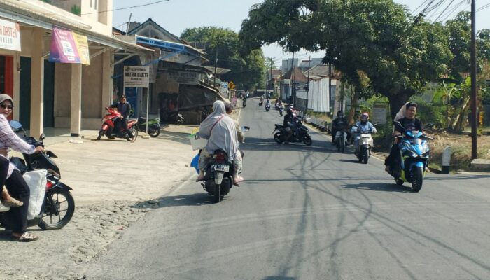 Pantauan Arus Lalu Lintas di Jalan Raya Surade Terpantau Lancar, Aktivitas Warga Berjalan Normal
