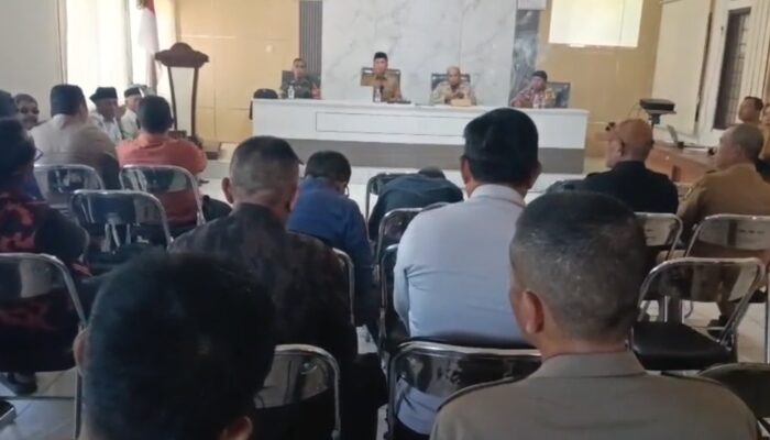 Kejutan Hari Bhayangkara, Camat Jampangkulon Datangi Polsek Naik Sepeda dan Serahkan Kue Ulang Tahun
