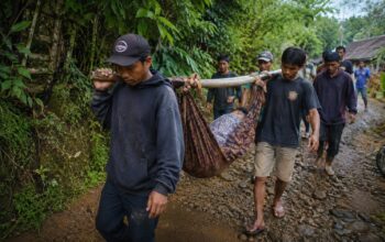 Nyawa Terhenti di Jalan Rusak, Duka Warga Tegalbuleud Jadi Cermin Sulitnya Akses Layanan Kesehatan 