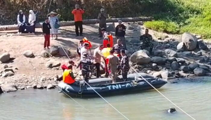 Koarmada RI TNI AL Salurkan Perahu Karet untuk Penyeberangan Warga di Sungai Cimandiri, Jembatan Leuwidinding Masih Menunggu Pembangunan