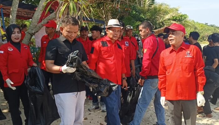 Gotong Royong Ubah Wajah Pantai Cibuaya, PDIP, DPRD dan Dispar Sukabumi Kompak Dorong Wisata Bersih
