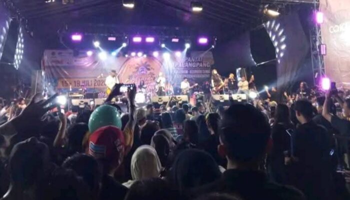 Geopark Ciletuh Berubah Jadi Lautan Manusia, Ribuan Penonton Padati Konser Band Kotak di Syukuran Hari Nelayan Ciwaru ke-69