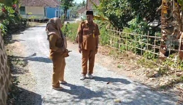 Sekmat Jampangkulon Tinjau Langsung Pengaspalan Jalan Cikadu, Pastikan Dana Desa Tepat Sasaran