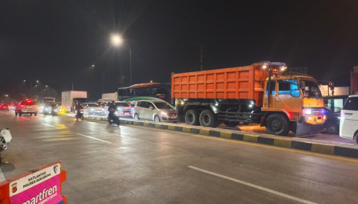 Arus Wisata Padat, Polisi Berlakukan One Way Parsial di Exit Tol Parungkuda Sukabumi