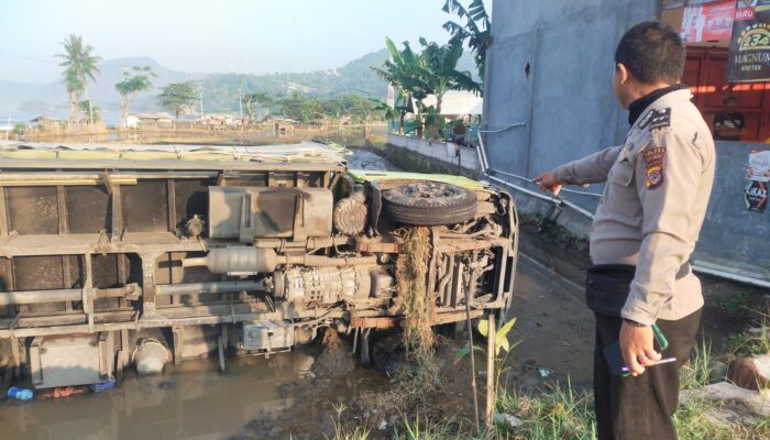 Truk Cargo Terguling di Jalan Cisolok–Bayah, Sopir Selamat