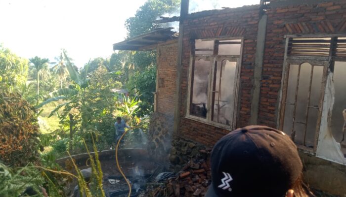 Damkar dan Warga Berjibaku Padamkan Kebakaran Rumah di Cikakak Sukabumi